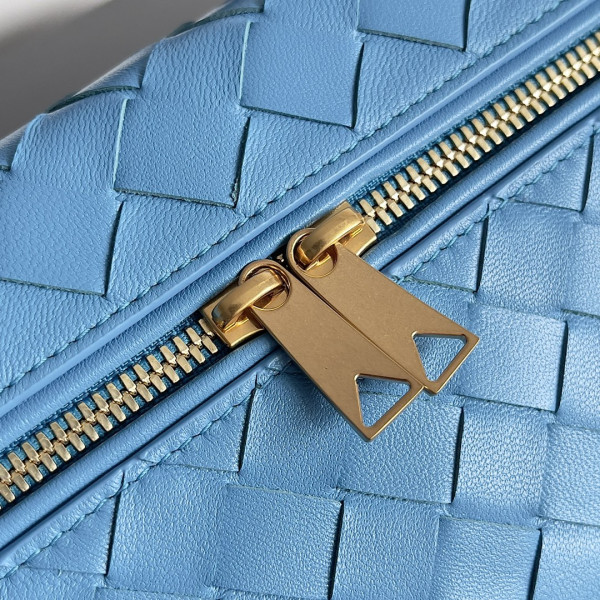 Bo*te*ga ve*ne*ta vanity case crossbody bag