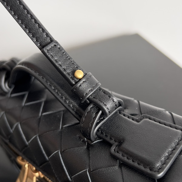 Bo*te*ga ve*ne*ta vanity case crossbody bag