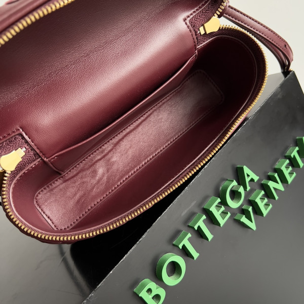 Bo*te*ga ve*ne*ta vanity case crossbody bag
