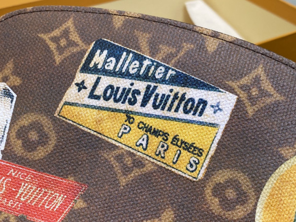 l**is V*t*n cosmetic pouch