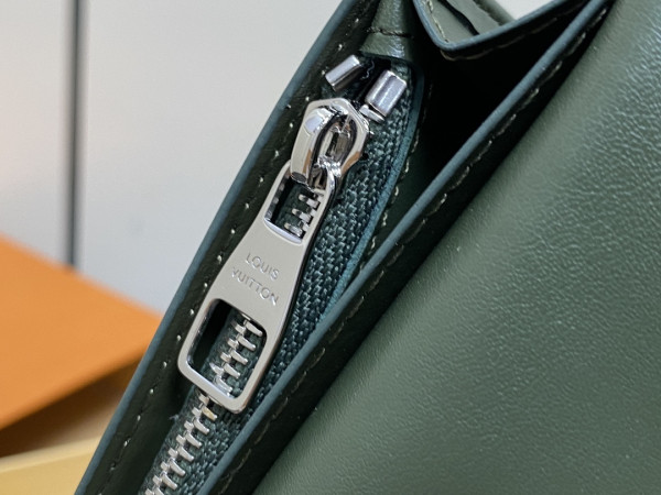 l**is V*t*n brazza wallet-10*19*2cm
