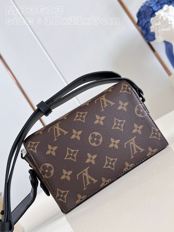 l**is V*t*n steamer wearable wallet-18*11*6.5cm
