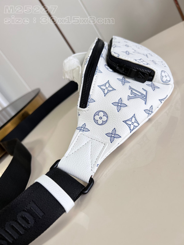 l**is V*t*n rush bumbag-30*15*8cm