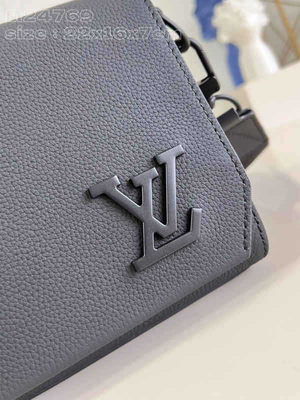 l**is V*t*n takeoff messenger pm-22*16.5*7cm