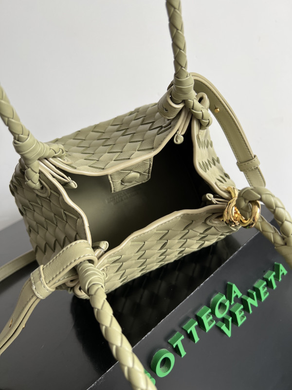 Bo*te*ga ve*ne*ta andiamo parachute small shoulder bag