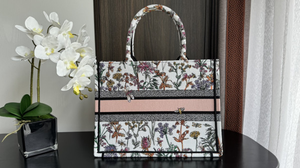 medium D*or book tote-36*18*28cm