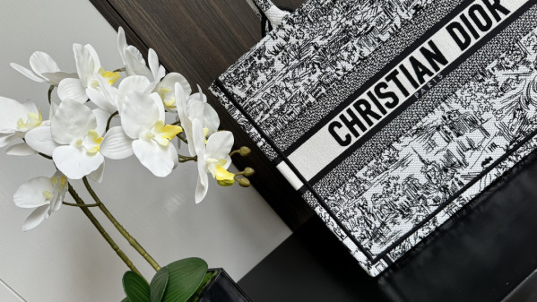 medium D*or book tote-36*18*28cm