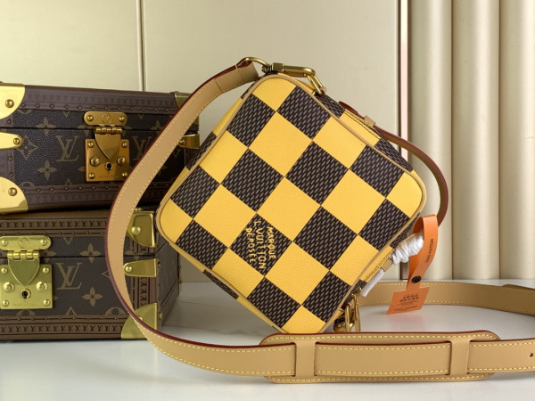 l**is V*t*n chess messenger-24*24*8cm