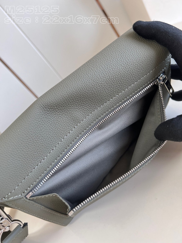 l**is V*t*n takeoff messenger pm-22*16.5*7cm