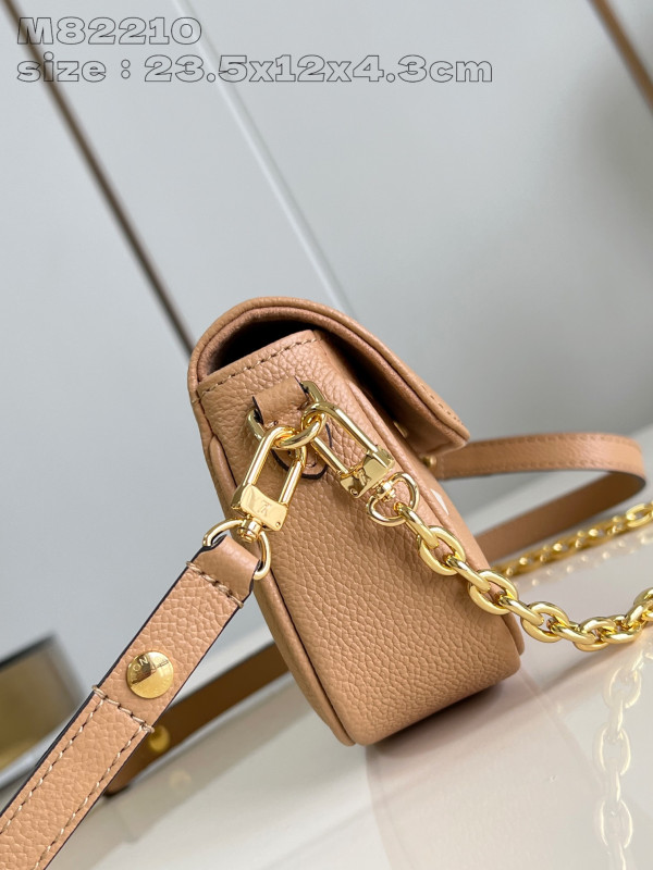 l**is V*t*n wallet on chain ivy-23.5*12*4.3cm
