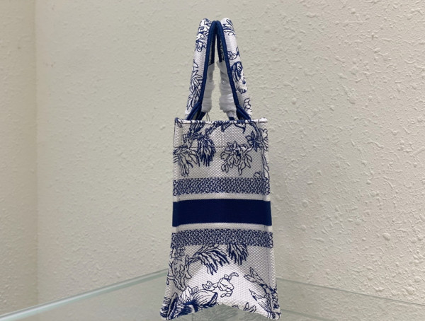 small D*or book tote